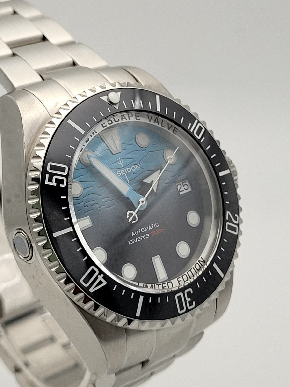Automatic Diver Watch Blue Gradient Dial NH35 Sapphire 200m Steel Bracelet Date12